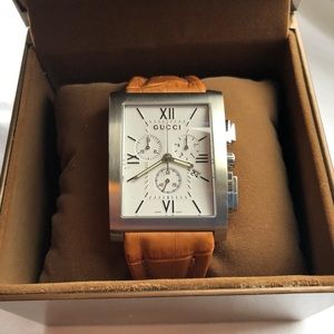 Gucci 8600M Chrono Leather Strap Watch - LIKE NEW